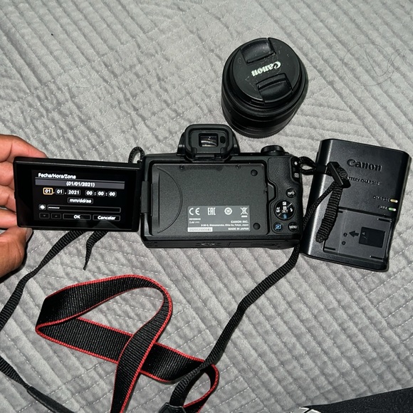 Canon - EOS R100 4K Video Mirrorless Camera - Picture 2 of 5